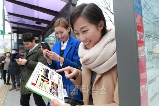 KT(대표 황창규)는 다음달 2일 스페인 바르셀로나에서 열리는 MWC(Mobile World Congress) 2015에서 삼성전자, 퀄컴과 공동으로 이종 통신망인 LTE와 와이파이 간 병합 기술인 'LTE-와이파이 링크 애그리게이션'을 세계 최초로 선보인다고 25일 밝혔다. 이날 서울시내 한 버스정류장에서 KT 기가와이파이를 이용해 이용자들이 다양한 멀티미디어 서비스를 즐기고 있다. <KT 제공>
